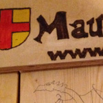 Auf dem Deckel das Logo und die Internetadresse, darunter in Bleistift der Drache vom Drachenlandpreisschild.