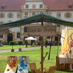 Das frisch aufpolierte Land der Drachen mit den neuen Kisten und Schildern vor der Prälatur im Kloster und Schloss Salem