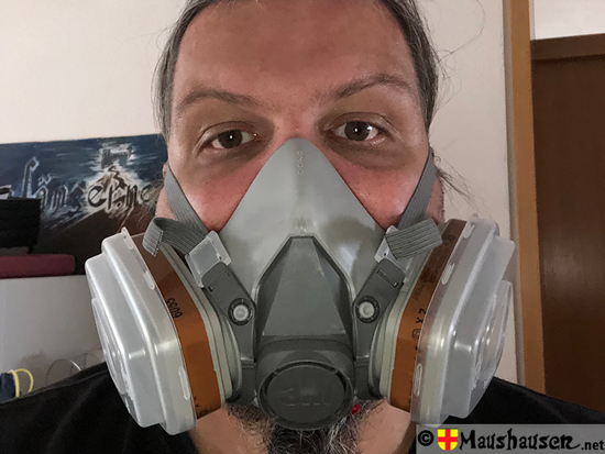 Bild mit Staubschutzmaske