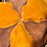 Von der Idee zum Lederbeutel, Schnittmuster erstellen, Leder zuschneiden und vernähen bis ein fertiges Retikül entstanden ist.