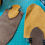 Von der Idee zum Lederbeutel, Schnittmuster erstellen, Leder zuschneiden und vernähen bis ein fertiges Retikül entstanden ist.