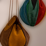 Von der Idee zum Lederbeutel, Schnittmuster erstellen, Leder zuschneiden und vernähen bis ein fertiges Retikül entstanden ist.