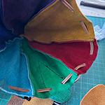 Von der Idee zum Lederbeutel, Schnittmuster erstellen, Leder zuschneiden und vernähen bis ein fertiges Retikül entstanden ist.