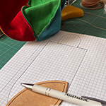Von der Idee zum Lederbeutel, Schnittmuster erstellen, Leder zuschneiden und vernähen bis ein fertiges Retikül entstanden ist.