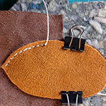 Von der Idee zum Lederbeutel, Schnittmuster erstellen, Leder zuschneiden und vernähen bis ein fertiges Retikül entstanden ist.