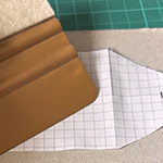 Bilder vom enstehungsprozess der Pappschablone für die Kleinserienfertigung der Münztäschchen.