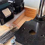 Bilder vom Bau der Vorrichtung rund um die Kniehebelpresse für die Lederbearbeitung.