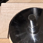 Bilder vom Bau der Vorrichtung rund um die Kniehebelpresse für die Lederbearbeitung.