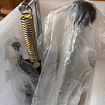 Bilder vom Bau der Vorrichtung rund um die Kniehebelpresse für die Lederbearbeitung.