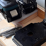 Bilder vom Bau der Vorrichtung rund um die Kniehebelpresse für die Lederbearbeitung.