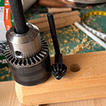 Bilder vom Bau der Vorrichtung rund um die Kniehebelpresse für die Lederbearbeitung.